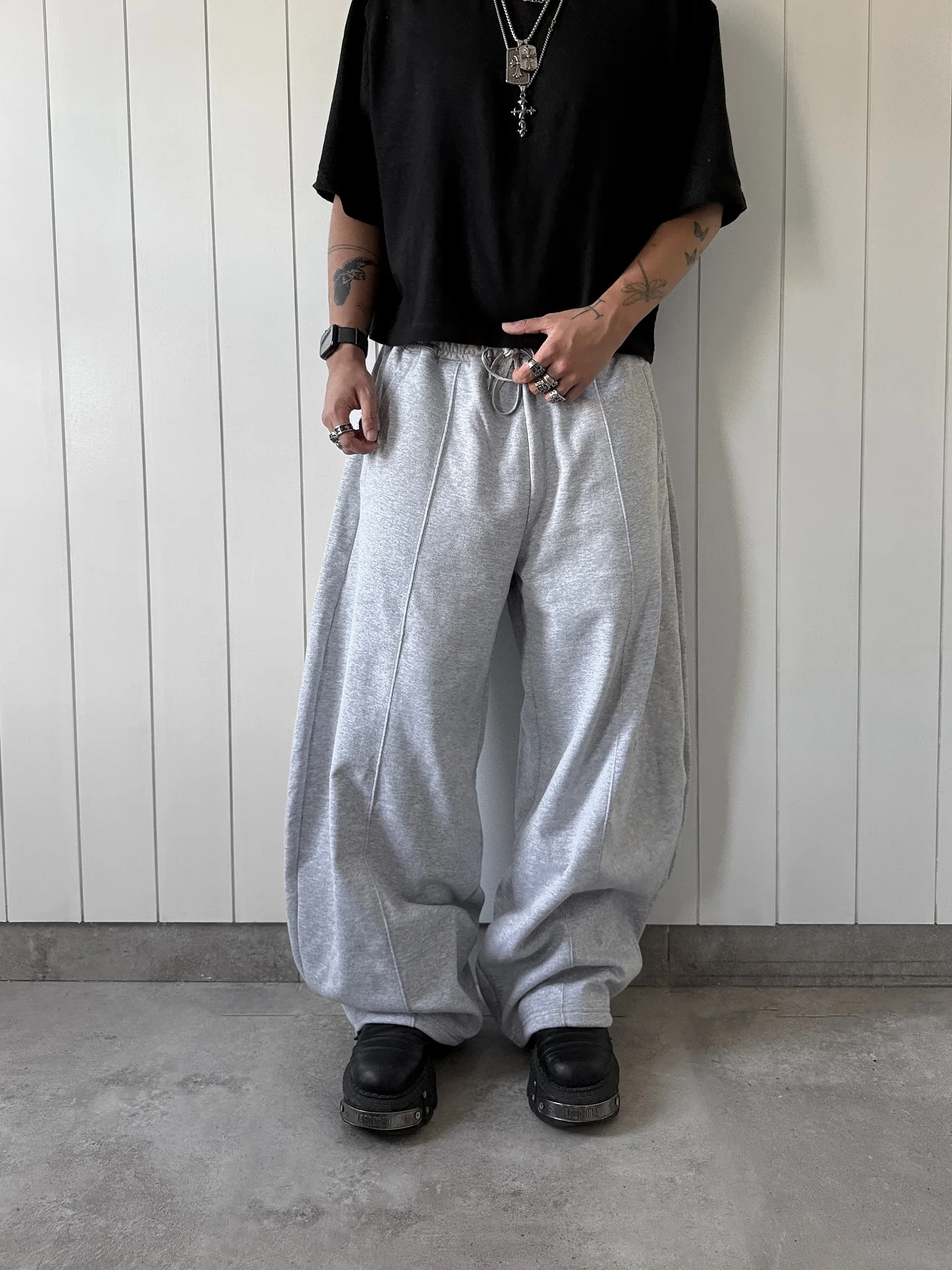 Модные серые спортивные штаны в стиле Харадзюку в стиле ретро, мужские свободные уличные брюки в стиле хип-хоп, повседневные прямые брюки в стиле ретро
Модные серые спортивные штаны в стиле Харадзюку в стиле ретро, мужские свободные уличные брюки в стиле хип-хоп, повседневные прямые брюки в стиле ретро