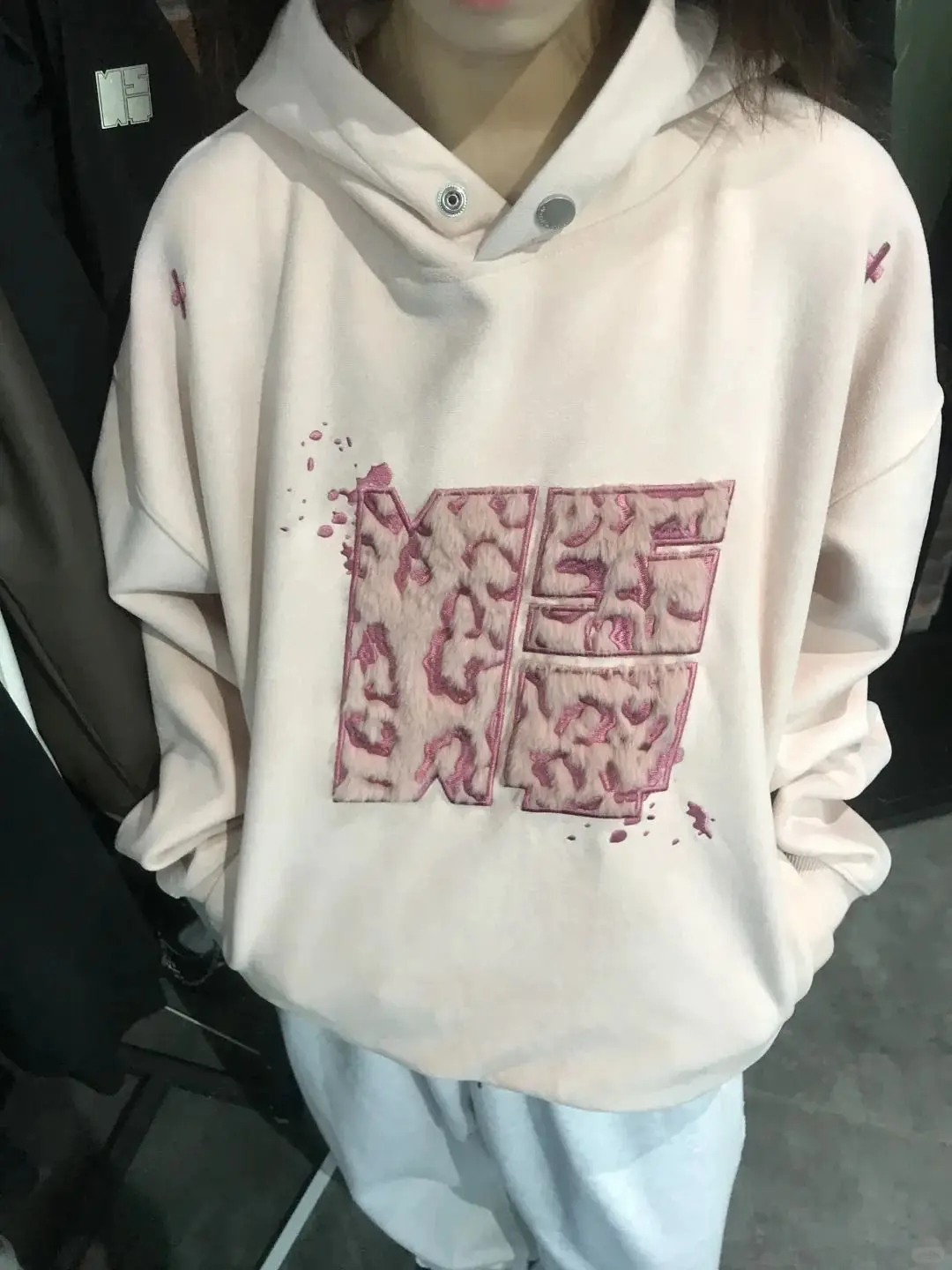 Patch and Embroidery Design Woman Sweatshirts Cozy Loose Fit Hoodie for Women Casual Long Sleeve Top for Fall Winter
Patch and Embroidery Design Woman Sweatshirts Cozy Loose Fit Hoodie for Women Casual Long Sleeve Top for Fall Winter