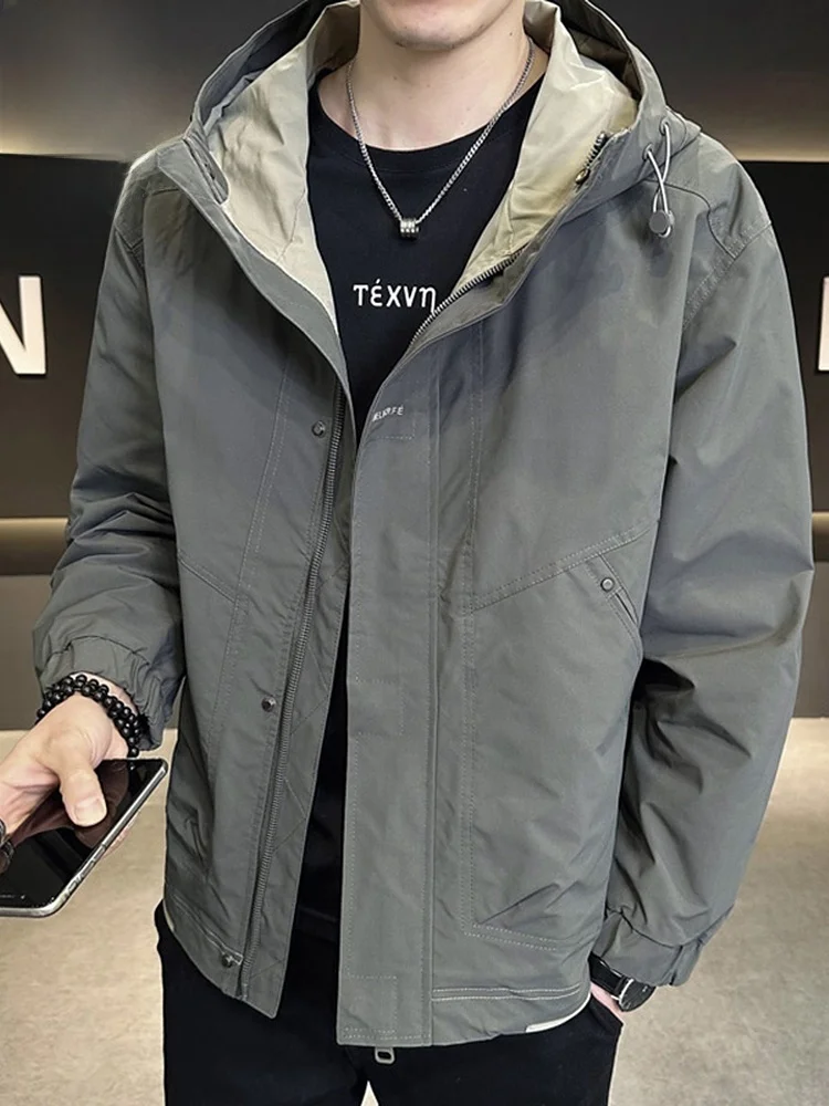 Мужская повседневная куртка с капюшоном, осень 2025, модная универсальная ветровка для отдыха, мужская ветровка на молнии с декоративными элементами из полиэфирного волокна
Мужская повседневная куртка с капюшоном, осень 2025, модная универсальная ветровка для отдыха, мужская ветровка на молнии с декоративными элементами из полиэфирного волокна