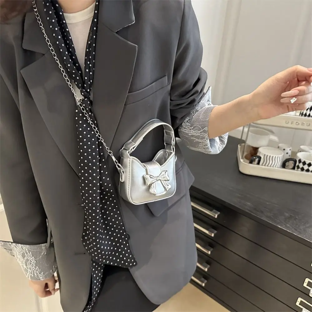 Trendy Pu Leather Bow Buckle PU Bag Mini Handbag Silver Bucket Bag Korean Style Crossbody Bag Women's Shoulder Bag Makeup Bag
Trendy Pu Leather Bow Buckle PU Bag Mini Handbag Silver Bucket Bag Korean Style Crossbody Bag Women's Shoulder Bag Makeup Bag