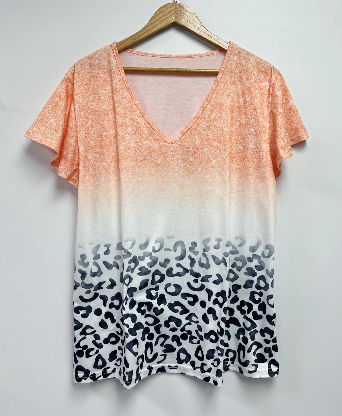 Женская футболка с коротким рукавом и V-образным вырезом
Женская футболка с коротким рукавом и V-образным вырезом