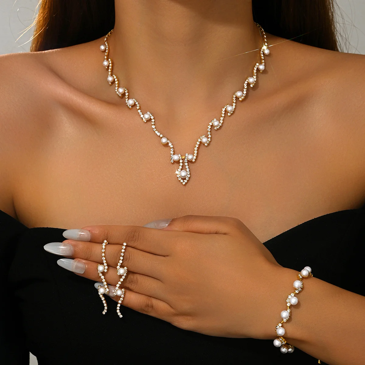 New diamond-encrusted pearl geometric earrings, necklaces, bracelets and handbags as well as dress jewelry sets
New diamond-encrusted pearl geometric earrings, necklaces, bracelets and handbags as well as dress jewelry sets