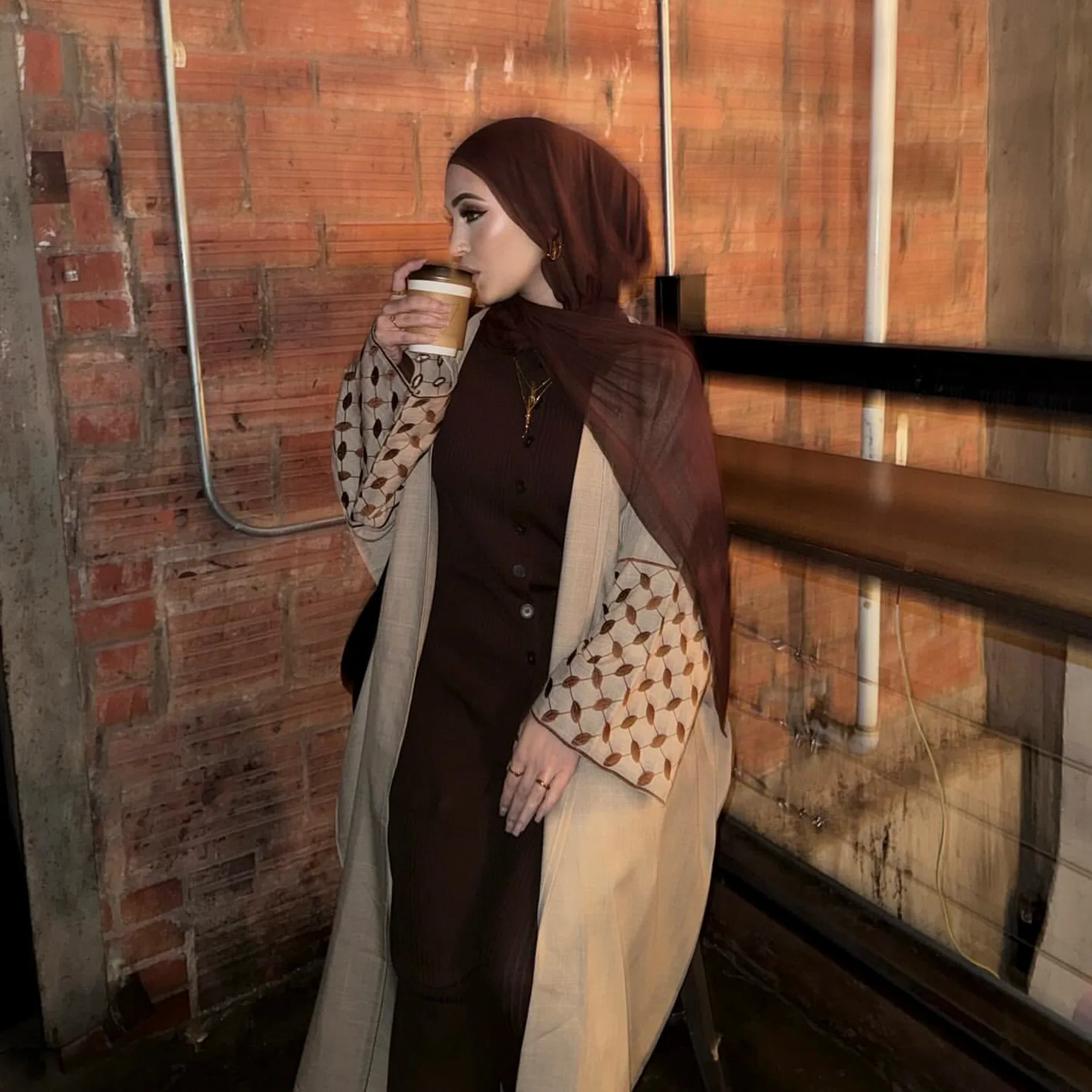 Вышитая Дубайская турецкая Абая Элегантная роскошная Абая с длинным рукавом Скромная мусульманская вечерняя Абая Изящный османский халат Шикарный
Вышитая Дубайская турецкая Абая Элегантная роскошная Абая с длинным рукавом Скромная мусульманская вечерняя Абая Изящный османский халат Шикарный