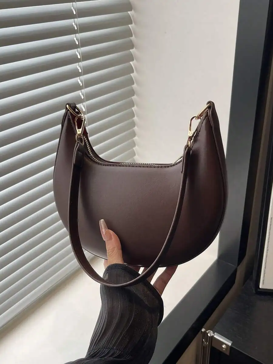 Коричневая сумка-полумесяц из искусственной кожи с застежкой-молнией и регулируемым ремнем
Коричневая сумка-полумесяц из искусственной кожи с застежкой-молнией и регулируемым ремнем