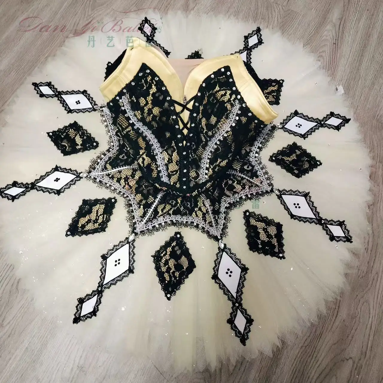 Danyi professional million clown ballet dress plate skirt tutu dress competition costume performance customization
Danyi professional million clown ballet dress plate skirt tutu dress competition costume performance customization