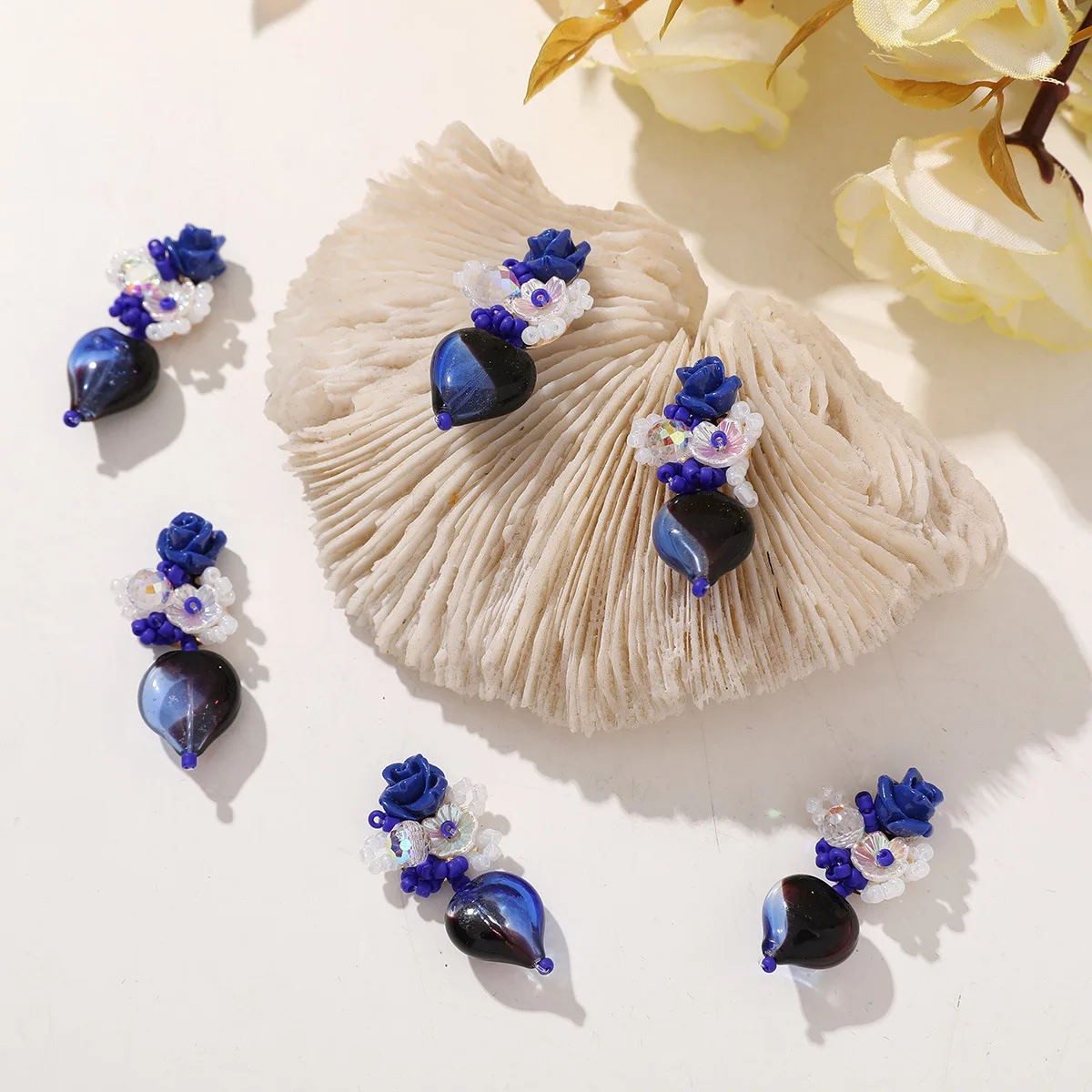 10 шт., синие глазурованные нашивки в виде персикового сердца с рисовыми бусинами и цветами для одежды, шапок, обуви, сумок, аксессуаров, нашивка 
10 шт., синие глазурованные нашивки в виде персикового сердца с рисовыми бусинами и цветами для одежды, шапок, обуви, сумок, аксессуаров, нашивка