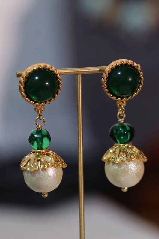 New European and American Vintage Fashion Gold-plated Green Colored Cotton Pendant Earrings Women's Jewelry
New European and American Vintage Fashion Gold-plated Green Colored Cotton Pendant Earrings Women's Jewelry