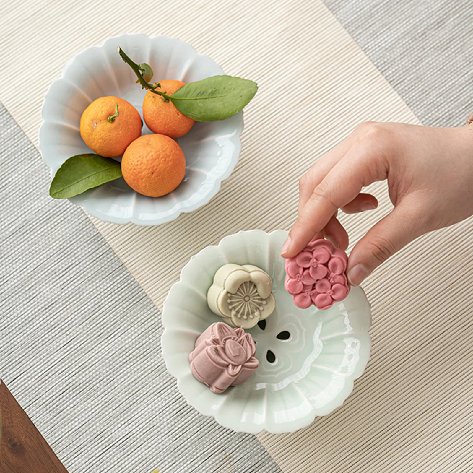 Ceramic Fruit Tray Exquisite Flower Shaped Porcelain Draining Plate China Pottery Split Type Fruit Tray Christmas Decorations
Ceramic Fruit Tray Exquisite Flower Shaped Porcelain Draining Plate China Pottery Split Type Fruit Tray Christmas Decorations