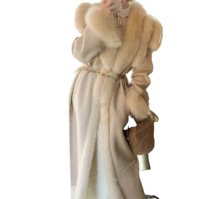 New Woman Thousand Gold Wind High-grade Fashion Warmth Coat Winter New Temperament Design Plush Splicing Commuting Long Coat
New Woman Thousand Gold Wind High-grade Fashion Warmth Coat Winter New Temperament Design Plush Splicing Commuting Long Coat
