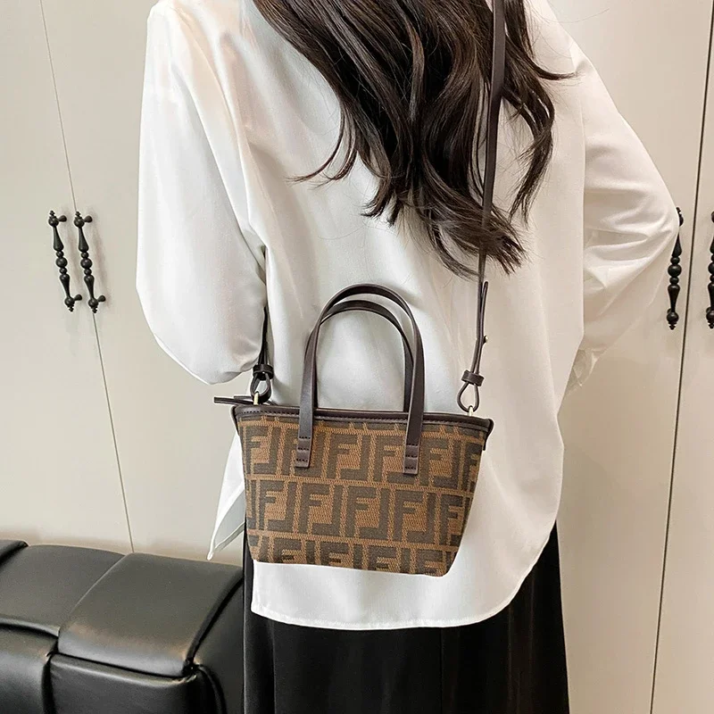 Famous Designer Ladies Handbag Leather Shoulder Bag Crossbody Messenger Purse Elegant Clutch Bag With Removable Chain 
Famous Designer Ladies Handbag Leather Shoulder Bag Crossbody Messenger Purse Elegant Clutch Bag With Removable Chain