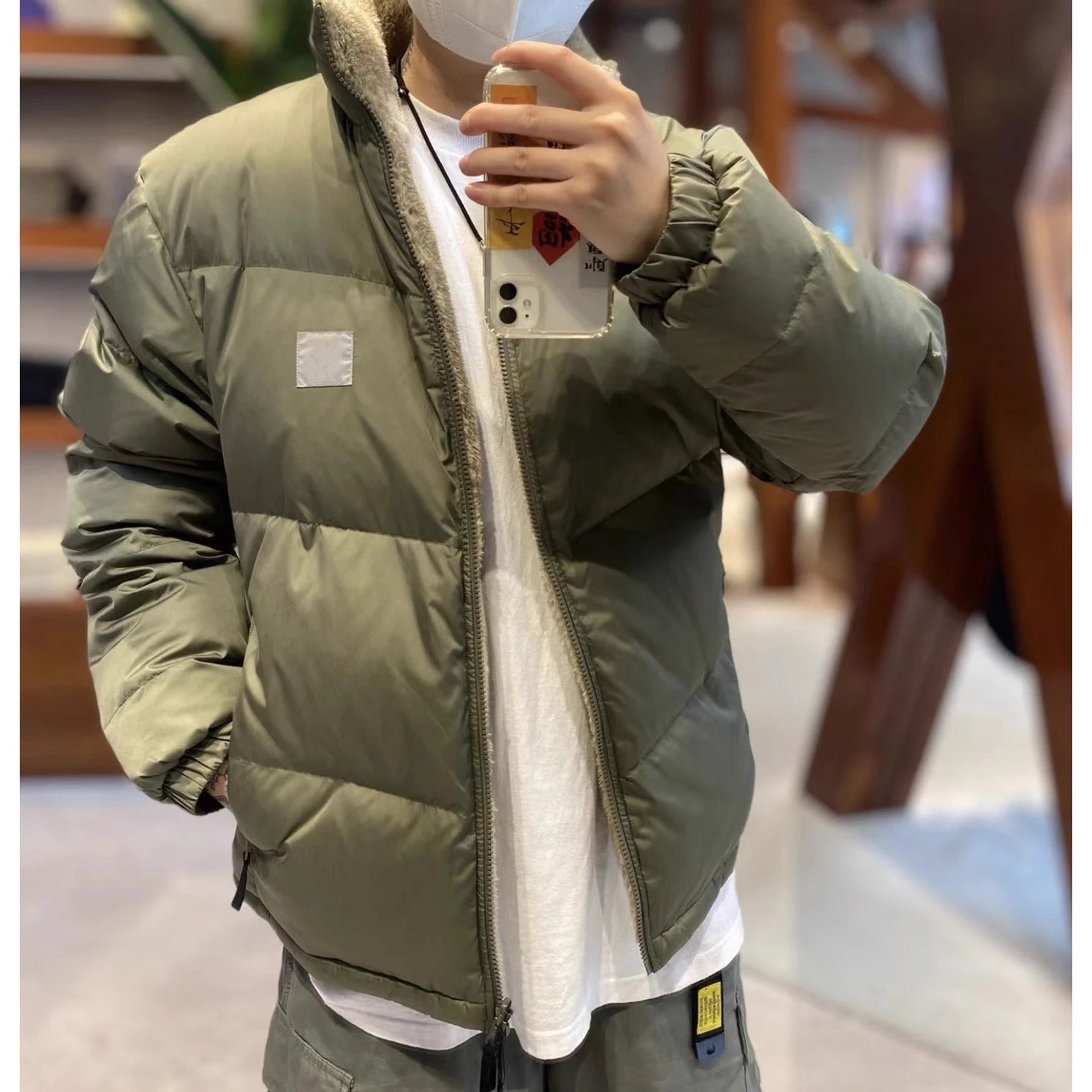 Мужская теплая куртка-пуховик с вышитым воротником-стойкой, длинными рукавами, застежкой-молнией, свободного кроя...
Мужская теплая куртка-пуховик с вышитым воротником-стойкой, длинными рукавами, застежкой-молнией, свободного кроя...