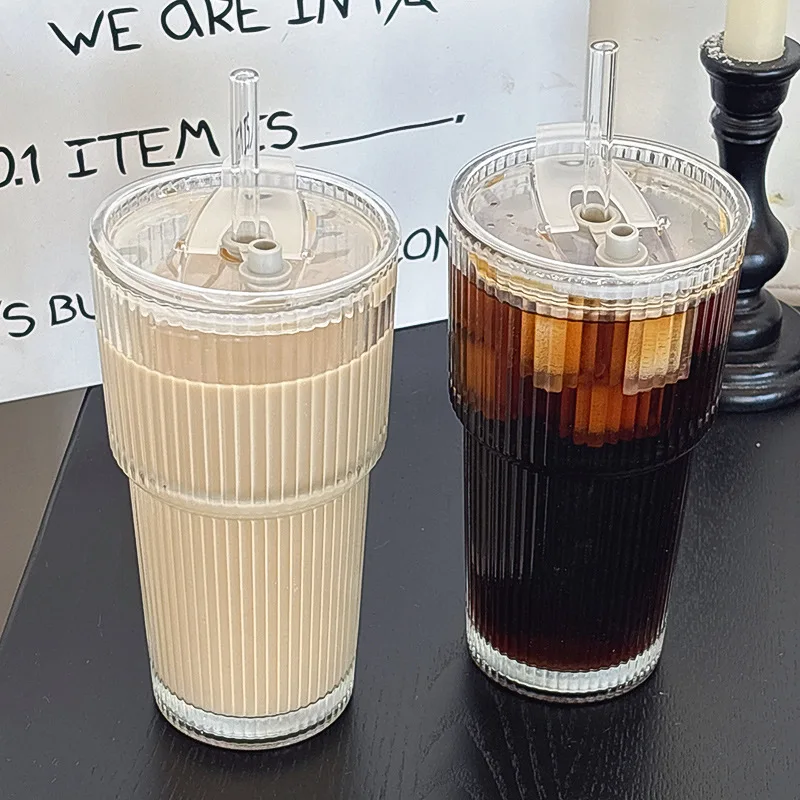 Стеклянные чашки емкостью 560 мл с крышками и соломинками. Винтажные стаканы для питья. Ребристые чашки для кофе со льдом идеально подходят для кофейных коктейлей и соков.
Стеклянные чашки емкостью 560 мл с крышками и соломинками. Винтажные стаканы для питья. Ребристые чашки для кофе со льдом идеально подходят для кофейных коктейлей и соков.