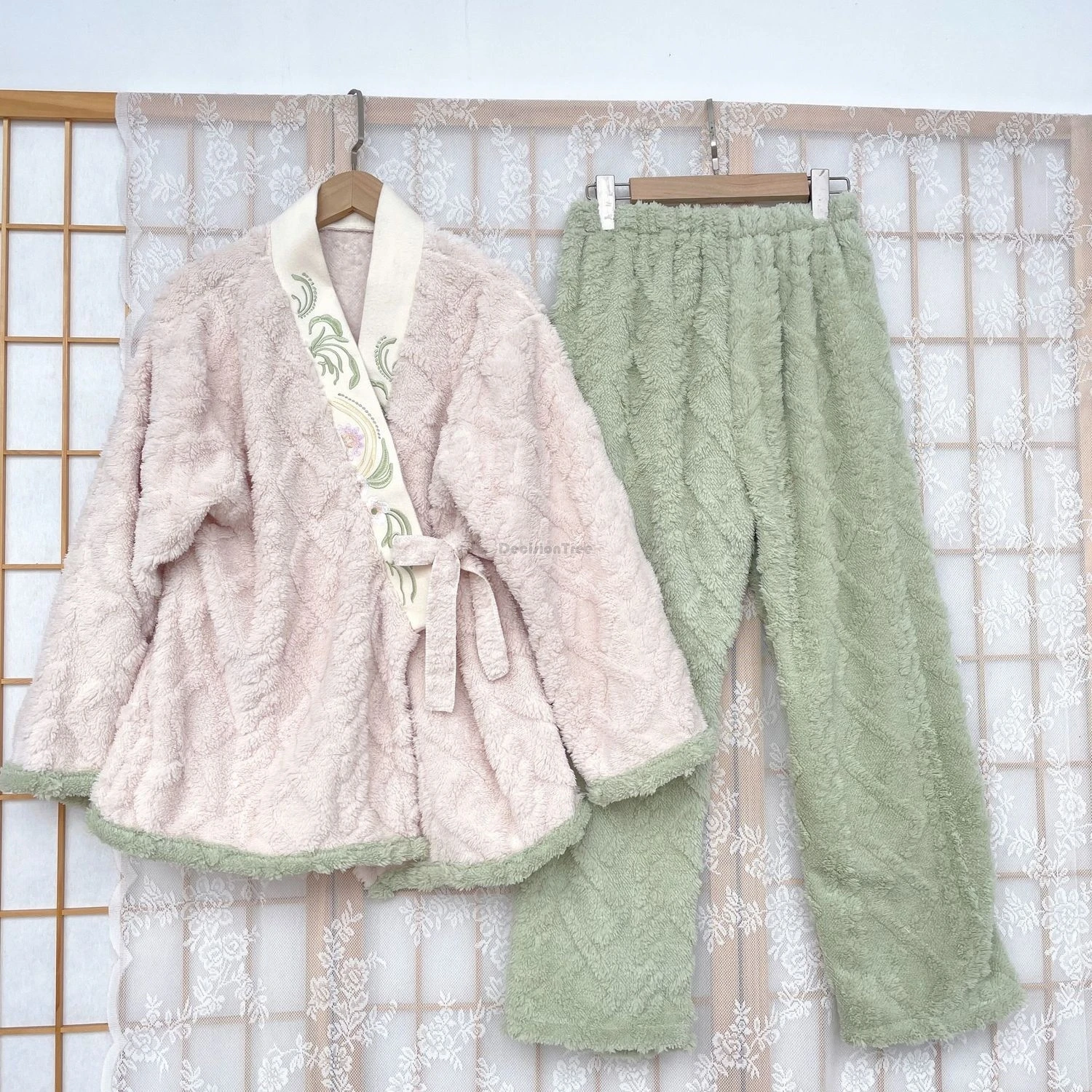 Осень-зима 2025 года, женский теплый улучшенный топ с перекрестным воротником, длинные брюки, пижамный комплект ханьфу, женская домашняя одежда
Осень-зима 2025 года, женский теплый улучшенный топ с перекрестным воротником, длинные брюки, пижамный комплект ханьфу, женская домашняя одежда