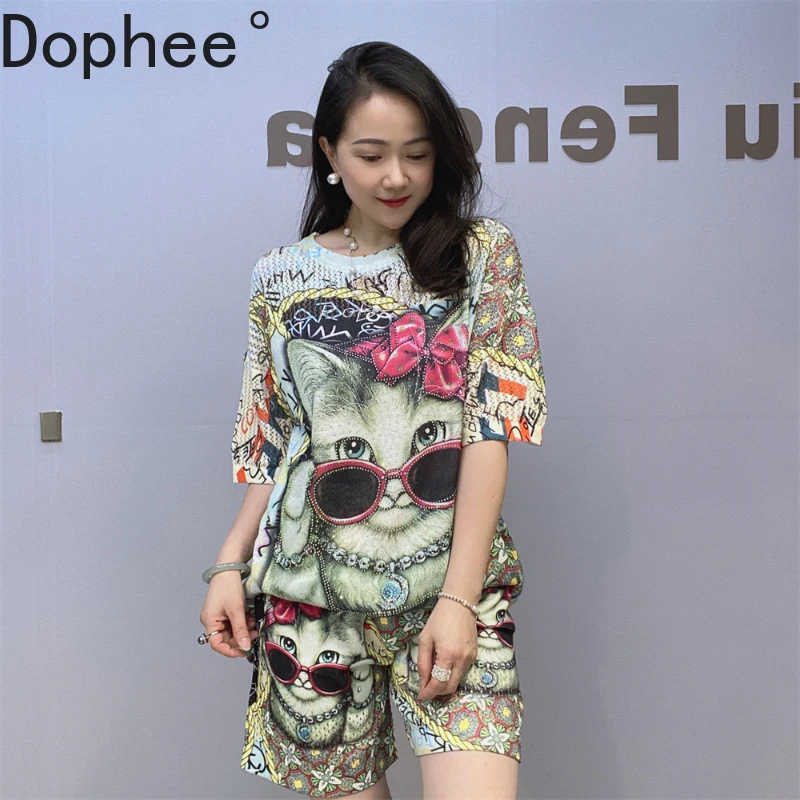 2025 Trendy Summer Women Knitted Two-piece Set Cartoon Cat Hot Drill Short Sleeve T-shirt Top + Elastic Waist Causal Shorts Suit
2025 Trendy Summer Women Knitted Two-piece Set Cartoon Cat Hot Drill Short Sleeve T-shirt Top + Elastic Waist Causal Shorts Suit