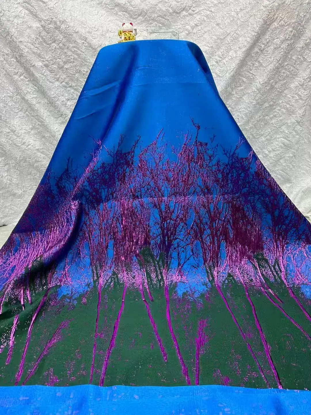 2025 Purple tree shadow under the blue sky, shining silk woven dream fabric, party dress wedding dress
2025 Purple tree shadow under the blue sky, shining silk woven dream fabric, party dress wedding dress
