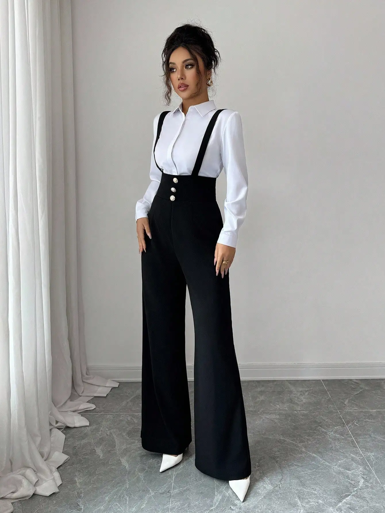 Женские брюки-комбинезон с высокой талией, широкими штанинами и пуговицами
Женские брюки-комбинезон с высокой талией, широкими штанинами и пуговицами