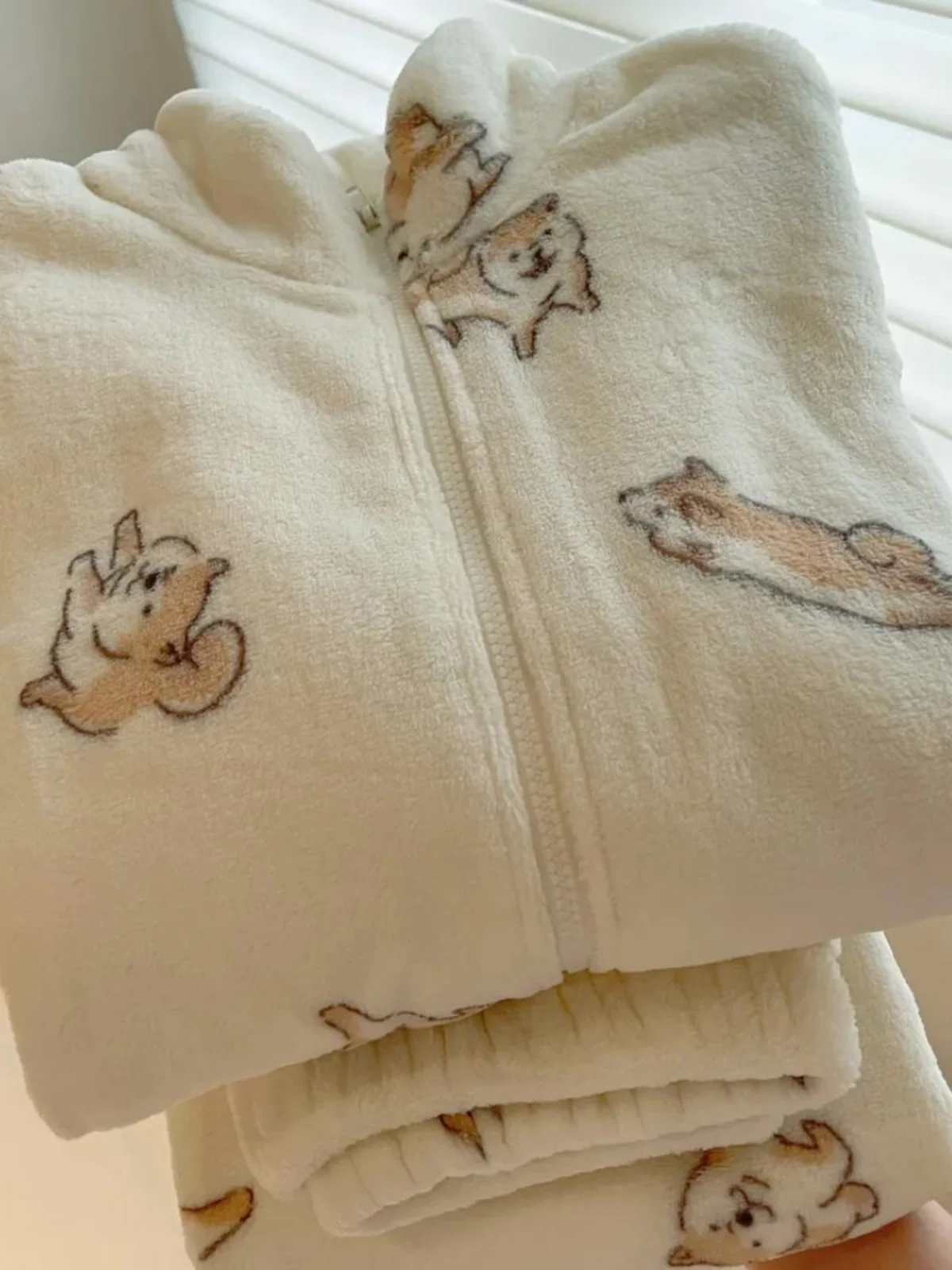 plus Size Coral Fleece round Neck Home Clothes Set Korean Style Cartoon Print Sleepwear Two-Piece Set for Young Women
plus Size Coral Fleece round Neck Home Clothes Set Korean Style Cartoon Print Sleepwear Two-Piece Set for Young Women