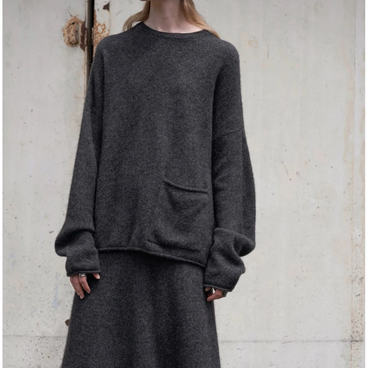 Женский комплект: свободный вязаный свитер из тибетской шерсти и юбка с высокой талией, модный повседневный зимний комплект, длинный свитер с круглым вырезом
Женский комплект: свободный вязаный свитер из тибетской шерсти и юбка с высокой талией, модный повседневный зимний комплект, длинный свитер с круглым вырезом