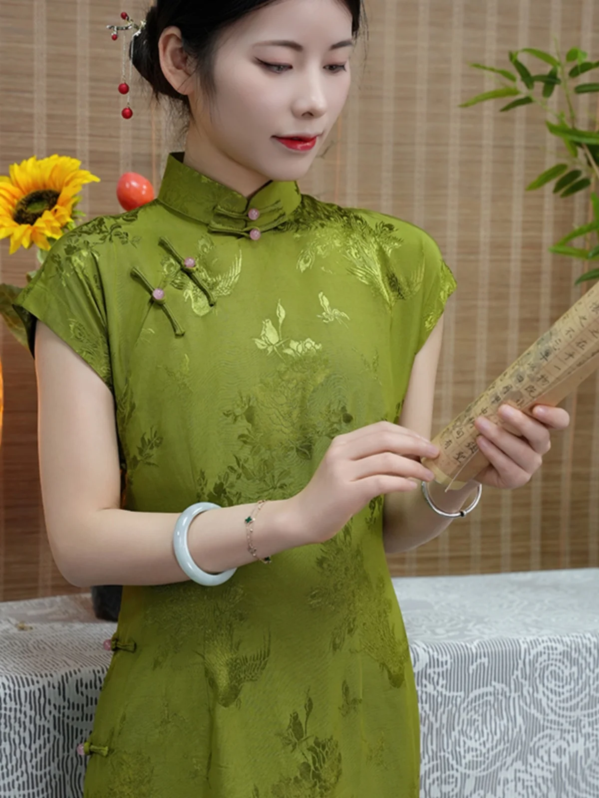 Retro Style Long Green Silk Cotton Qipao Young Shoulder Length Sleeve Floral Embroidery Daily Wear Chinese Style Dress
Retro Style Long Green Silk Cotton Qipao Young Shoulder Length Sleeve Floral Embroidery Daily Wear Chinese Style Dress
