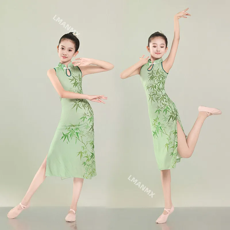 Новый детский костюм для классических танцев, китайский стиль, наряд для занятий танцами с веерами в стиле ципао.
Новый детский костюм для классических танцев, китайский стиль, наряд для занятий танцами с веерами в стиле ципао.