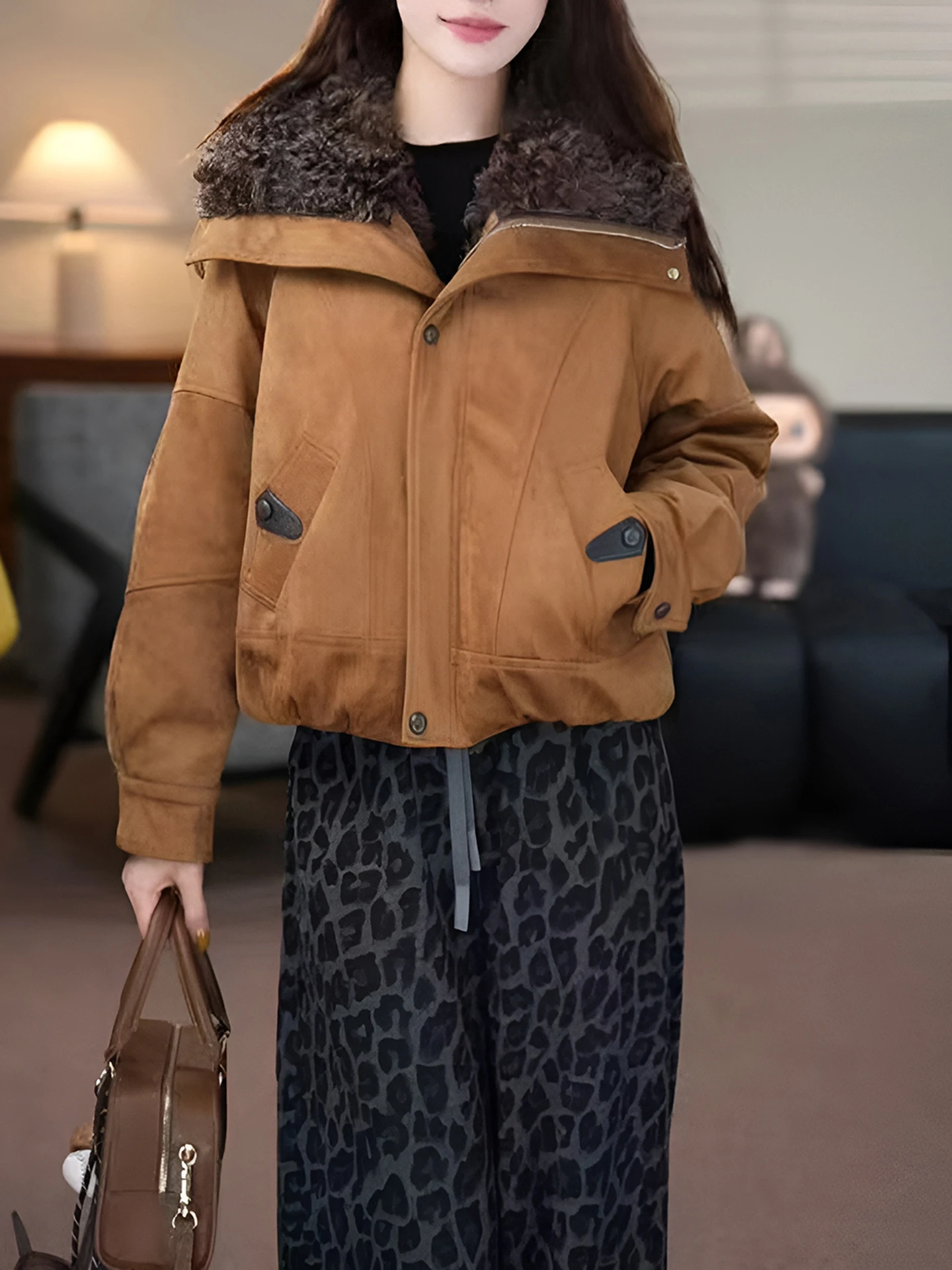 Korean Style Short Thickened Women's Workwear Cotton Jacket with Large Fur Collar Autumn Winter New Loose Fit Fashion Outerwear
Korean Style Short Thickened Women's Workwear Cotton Jacket with Large Fur Collar Autumn Winter New Loose Fit Fashion Outerwear