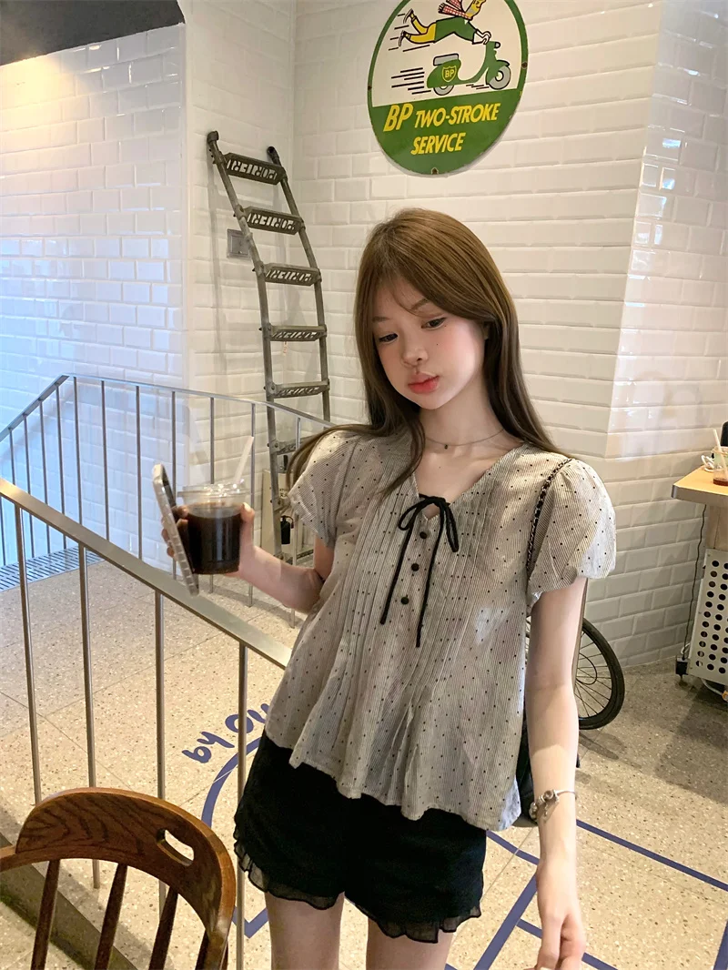 Korean Style V-Neck Polka Dot Bubble Short Sleeve Shirt Women Summer Slimming Loose Fashionable Top Knot Design
Korean Style V-Neck Polka Dot Bubble Short Sleeve Shirt Women Summer Slimming Loose Fashionable Top Knot Design
