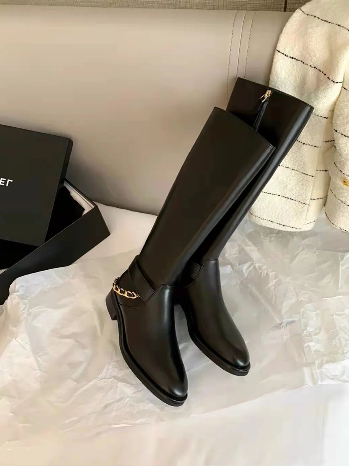 Knee-high Leather Boots Women's Faion Chain High-calf Knight Boots Versatile Motorcycle Boots Metal Element round Toe Flat ...
Knee-high Leather Boots Women's Faion Chain High-calf Knight Boots Versatile Motorcycle Boots Metal Element round Toe Flat ...