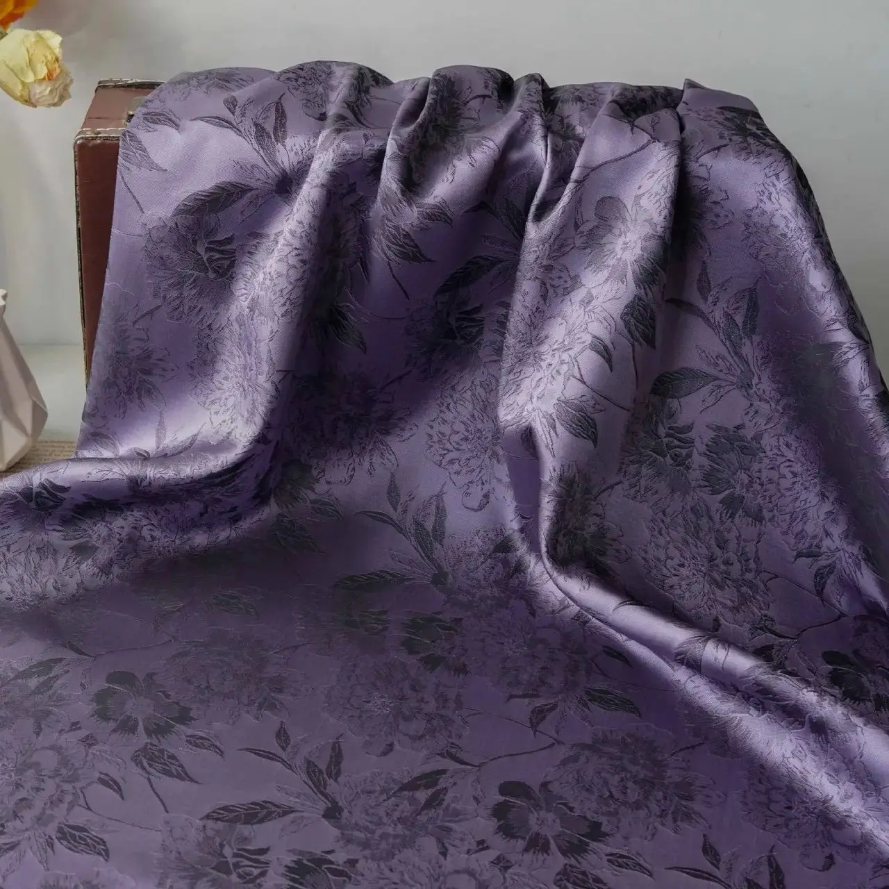 Vintage jacquard yarn-dyed satin fabric dark texture DIY sewing fabric upholstery fabric high quality
Vintage jacquard yarn-dyed satin fabric dark texture DIY sewing fabric upholstery fabric high quality