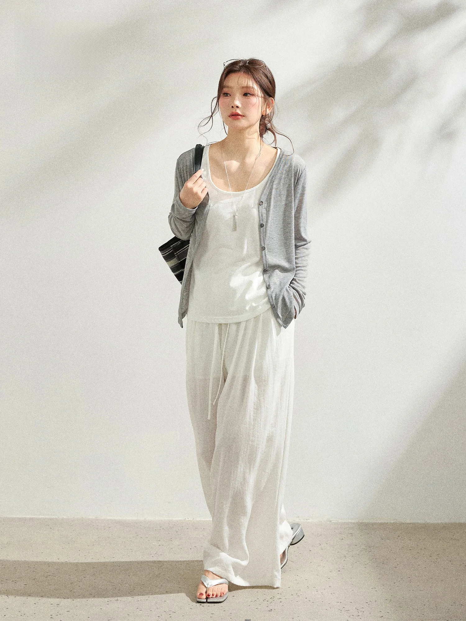 plus Size Women's Fashion Set Korean Style Grey Open Cardigan White Vest Casual Pants Three Piece Suit for plus Size Ladies
plus Size Women's Fashion Set Korean Style Grey Open Cardigan White Vest Casual Pants Three Piece Suit for plus Size Ladies