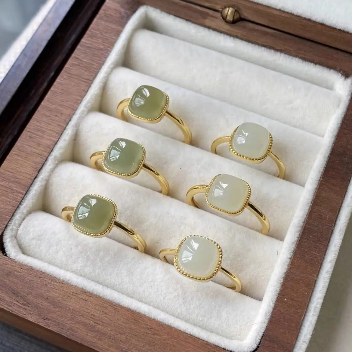 Natural S925 Hetian jade ring women's ice clear water sugar cube ancient Chinese pure natural ice
Natural S925 Hetian jade ring women's ice clear water sugar cube ancient Chinese pure natural ice