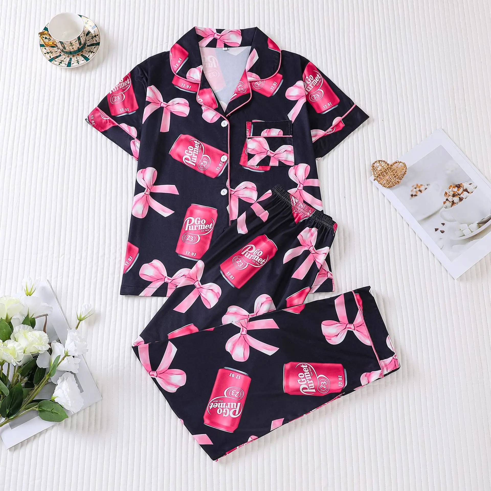 European American Women's Pajamas Set Pink Bow Print Comfortable Four-season Wear Cardigan Lapel Short-sleeved Trousers Set
European American Women's Pajamas Set Pink Bow Print Comfortable Four-season Wear Cardigan Lapel Short-sleeved Trousers Set