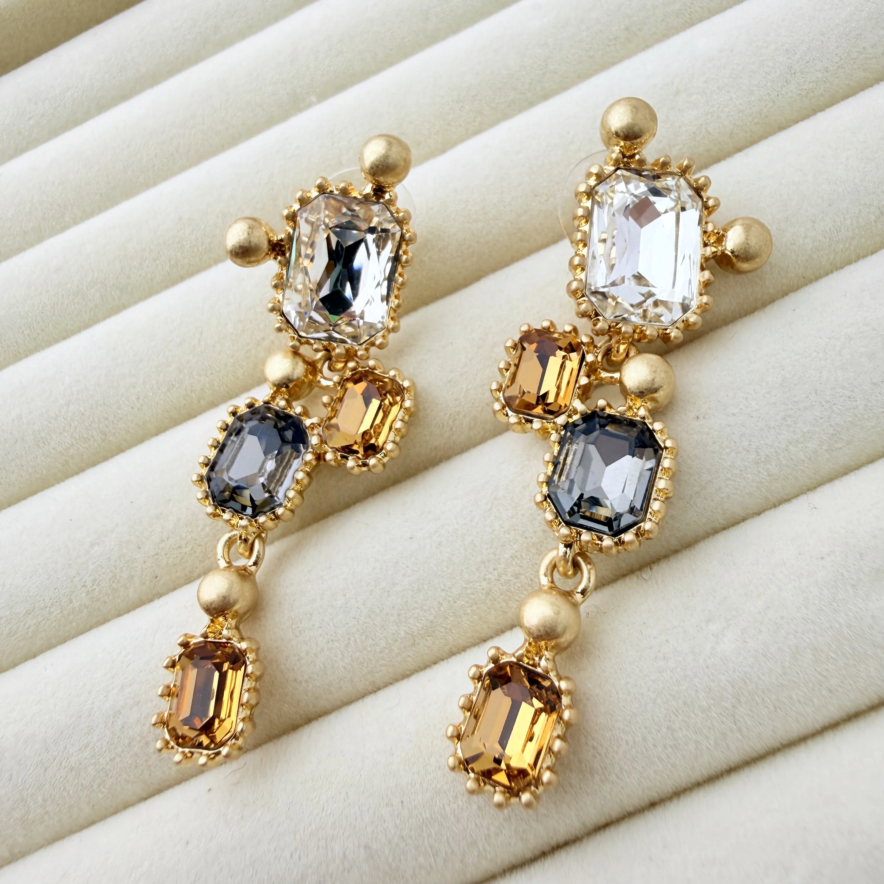 Statement Crystal Earrings,Luxury Exaggerated Studs for Women, Niche Minimalist Design
Statement Crystal Earrings,Luxury Exaggerated Studs for Women, Niche Minimalist Design