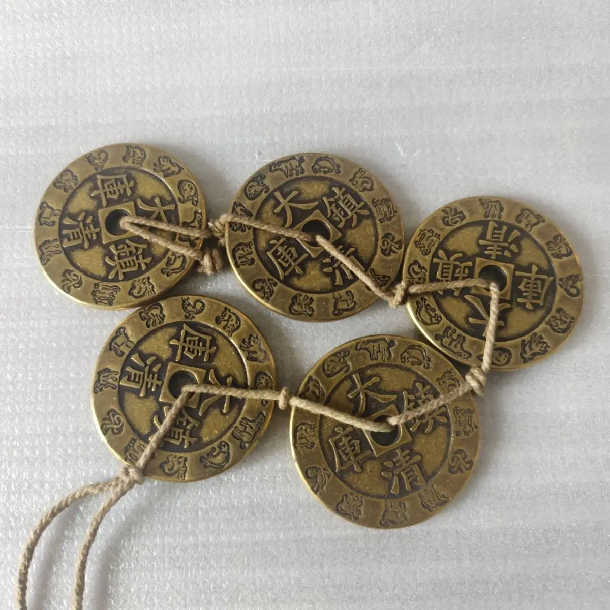 Chinese brass twelve zodiac five Emperor copper coins thickened 12 zodiac pendants door to door zodiac coin crafts
Chinese brass twelve zodiac five Emperor copper coins thickened 12 zodiac pendants door to door zodiac coin crafts