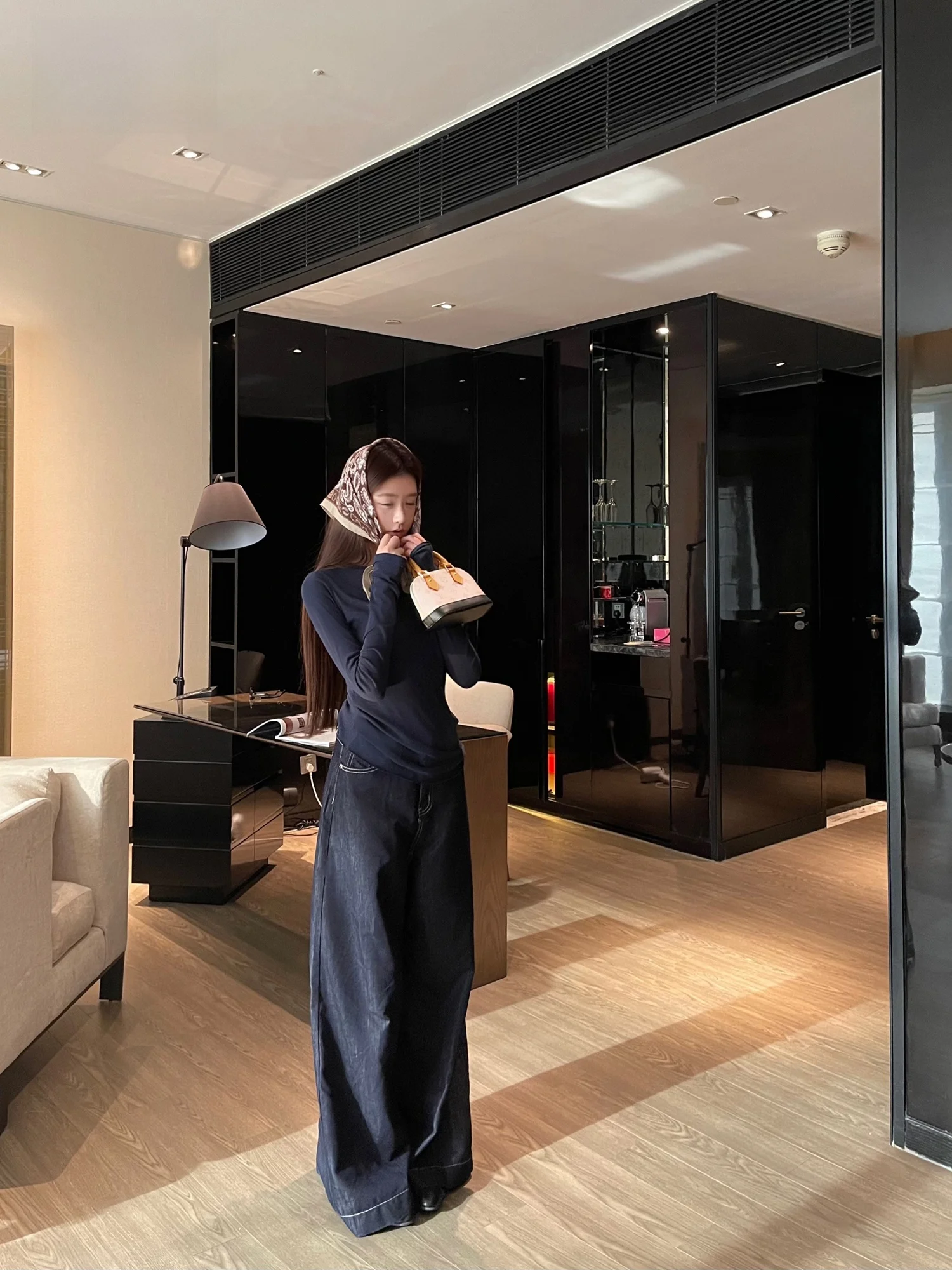 Женские джинсы с низкой посадкой, широкими штанинами и декоративной строчкой, из лиоцелла Lenzing, для осени и весны
Женские джинсы с низкой посадкой, широкими штанинами и декоративной строчкой, из лиоцелла Lenzing, для осени и весны