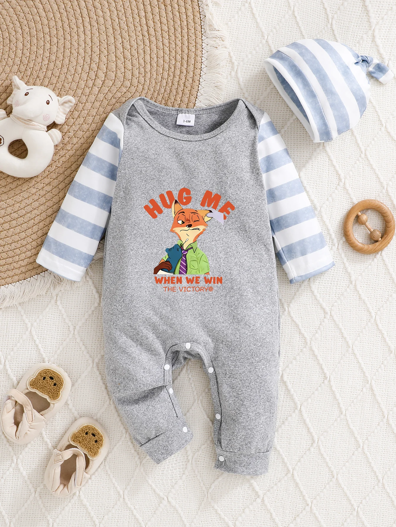 【Officially Authorized】 Disney Zootopia Nick Wilde Baby Hooded Jumpsuit | Soft Skin-Friendly Fabric with "Hug Me" Slogan Print
【Officially Authorized】 Disney Zootopia Nick Wilde Baby Hooded Jumpsuit | Soft Skin-Friendly Fabric with "Hug Me" Slogan Print