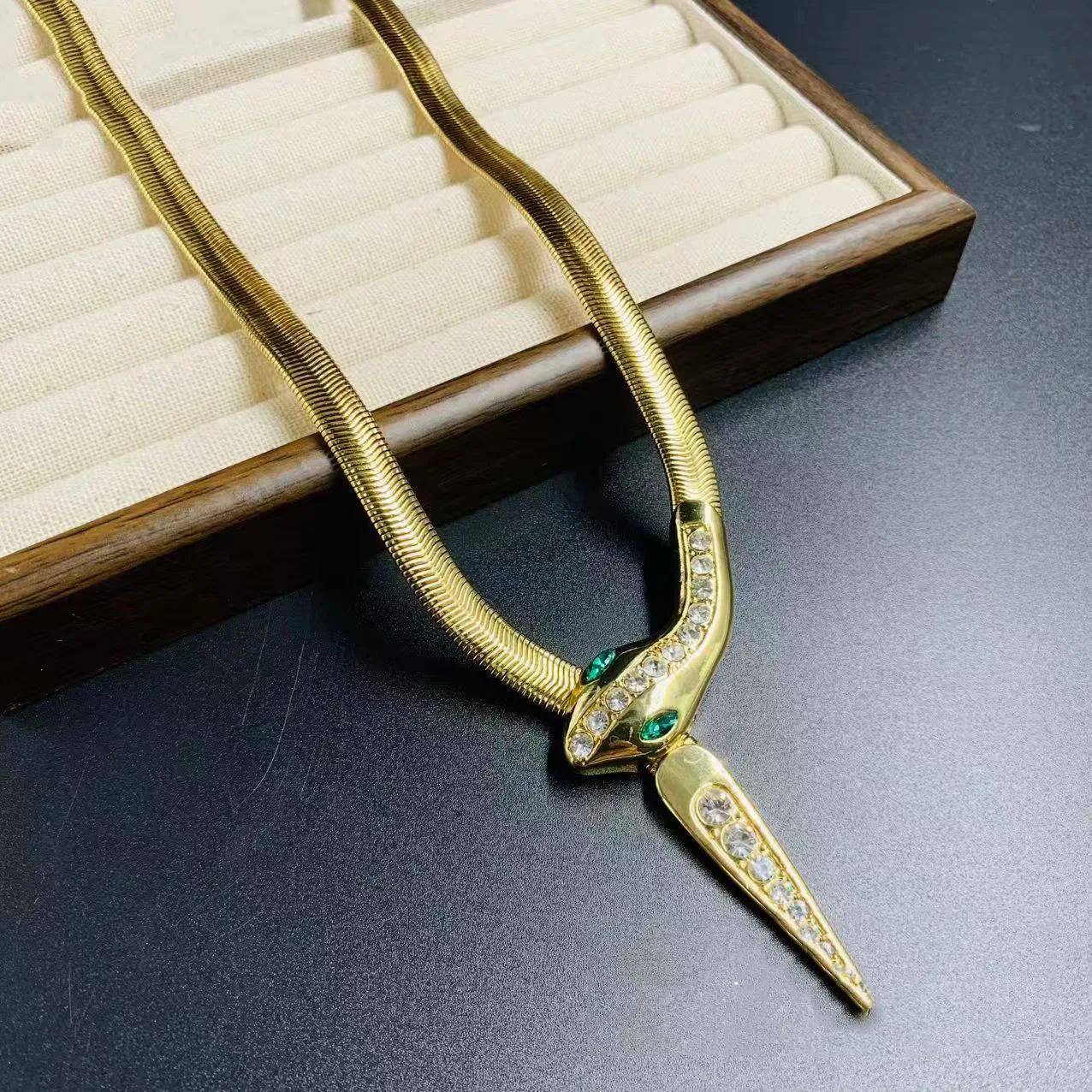 Elegant Vintage Snake Necklace Versatile Metal Hip-Hop Simple Clavicle Chain Luxury Jewelry Birthday Gifts for Women Men Friend
Elegant Vintage Snake Necklace Versatile Metal Hip-Hop Simple Clavicle Chain Luxury Jewelry Birthday Gifts for Women Men Friend