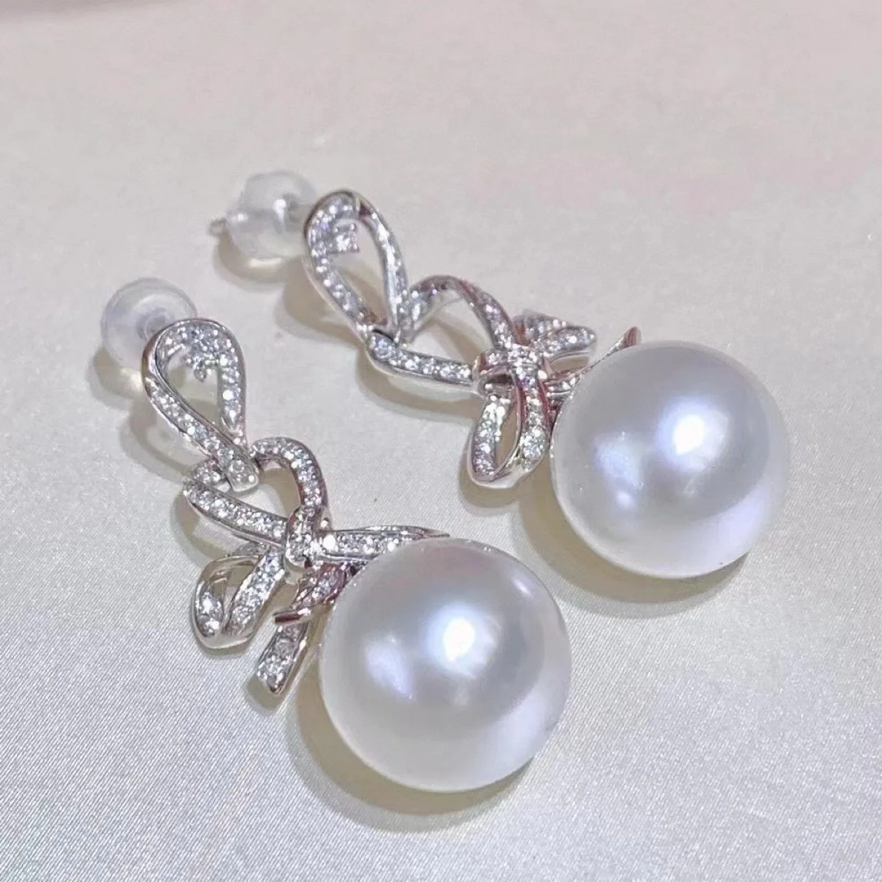 Natural Pearl Earrings Wholesale S925 Sterling Silver Earrings Pearl Diameter 11-10MM Perfect Circle Micro-flaw
Natural Pearl Earrings Wholesale S925 Sterling Silver Earrings Pearl Diameter 11-10MM Perfect Circle Micro-flaw