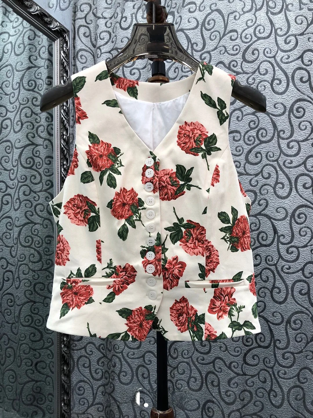 Slimming Waist Cinched Rose Print V-Neck Single Button Milanese Town Vest Street Style Women's Fashion Summer Outerwear
Slimming Waist Cinched Rose Print V-Neck Single Button Milanese Town Vest Street Style Women's Fashion Summer Outerwear