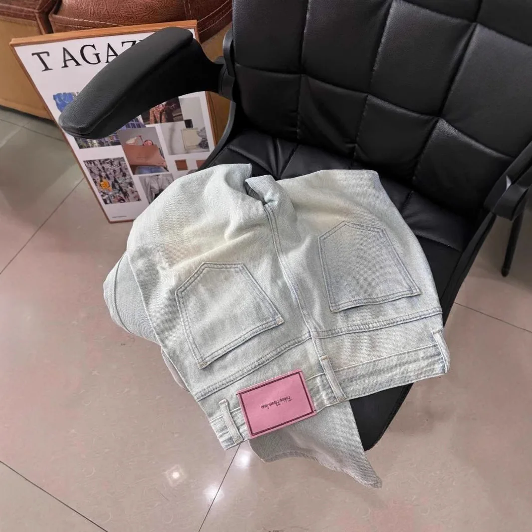 Stylish light-colored straight-leg jeans for women, with a draping effect, high-waisted, slimming, narrow wide-leg pants
Stylish light-colored straight-leg jeans for women, with a draping effect, high-waisted, slimming, narrow wide-leg pants