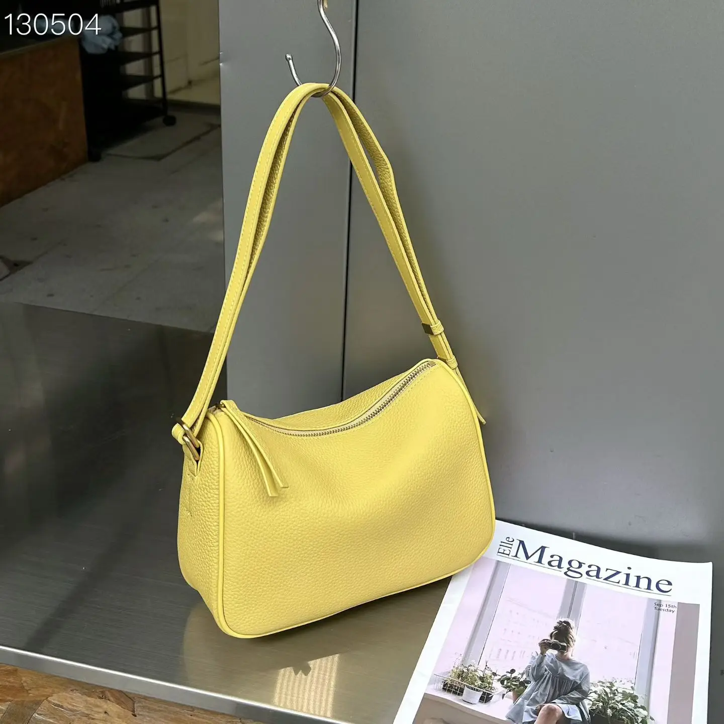Fashionable Underarm Women's Shoulder Bag Small Batch Design Cowhide Handbag Stylish Crossbody Bag for Young Ladies
Fashionable Underarm Women's Shoulder Bag Small Batch Design Cowhide Handbag Stylish Crossbody Bag for Young Ladies