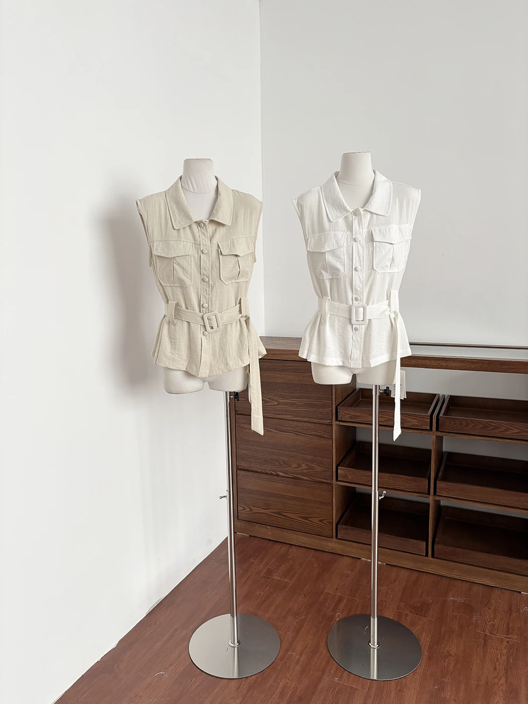 Elegant Summer Commute Style Women's Shirt without Sleeves Waist-Cinching Belted Vest Top Polyester Fiber Loose Fit
Elegant Summer Commute Style Women's Shirt without Sleeves Waist-Cinching Belted Vest Top Polyester Fiber Loose Fit