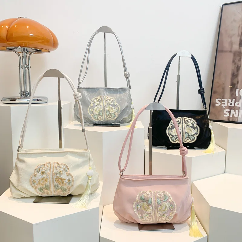 New Chinese embroidered shoulder armpit bag women's fashion cloud bag national style satchel
New Chinese embroidered shoulder armpit bag women's fashion cloud bag national style satchel