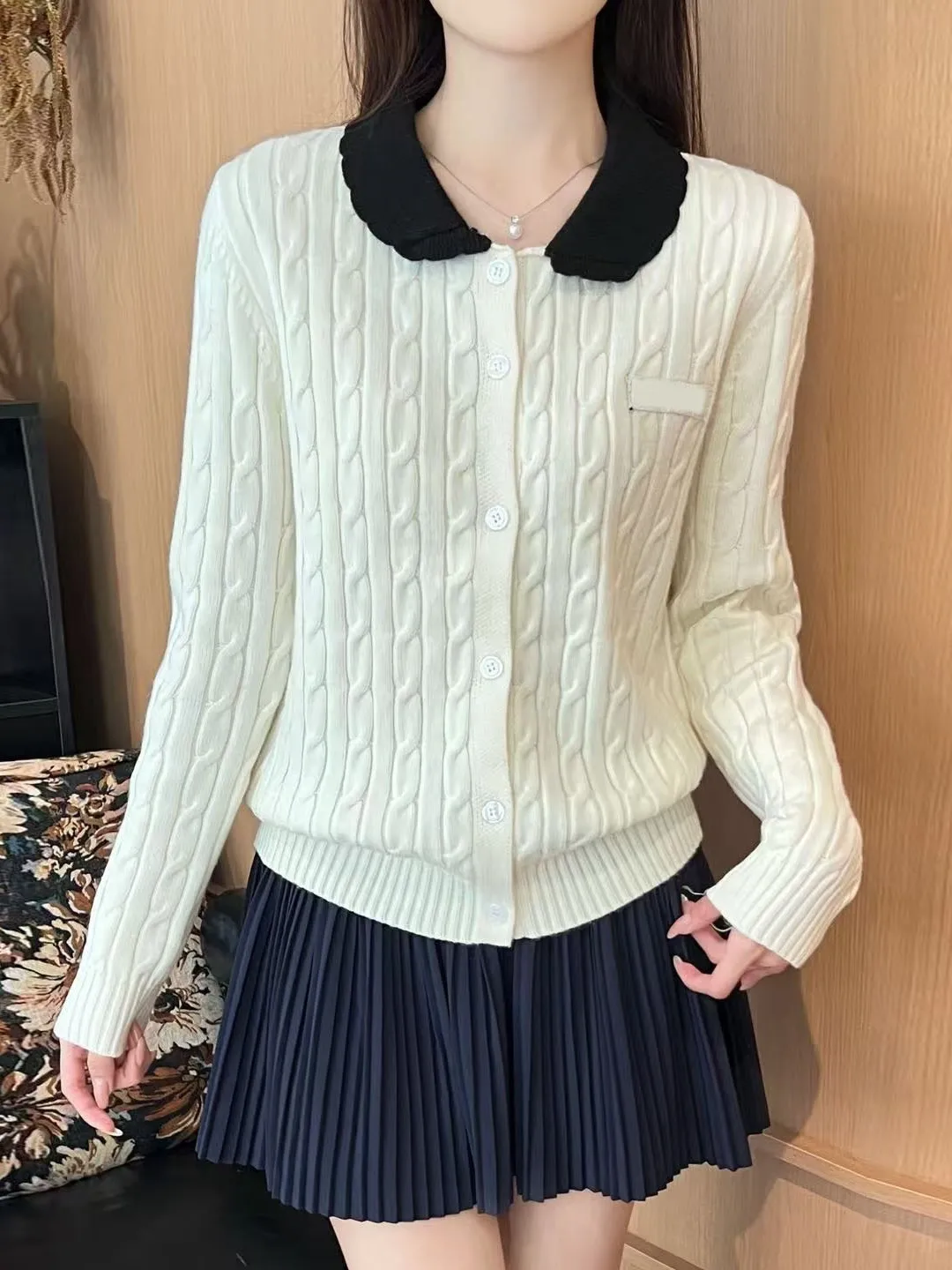 2025 Autumn/Winter Women's Color-Block Cable-Knit Cardigan with Peter Pan Collar and Long Sleeves – Stylish & Youthful Sweater
2025 Autumn/Winter Women's Color-Block Cable-Knit Cardigan with Peter Pan Collar and Long Sleeves – Stylish & Youthful Sweater