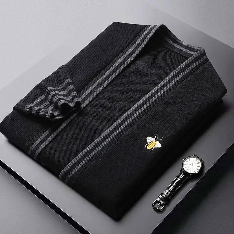 Brand luxury bee embroidery knitted cardigan men's high-end fashion striped casual 2024 spring and autumn new shawl sweater coat
Brand luxury bee embroidery knitted cardigan men's high-end fashion striped casual 2024 spring and autumn new shawl sweater coat