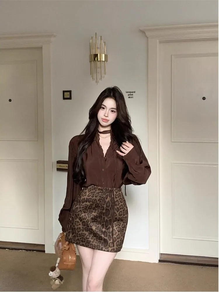 Elegant Ladylike Style Amber Glow Leopard Print Skirt Set Women's Autumn Winter Fashion V-neck Shirt High Waist Warmth
Elegant Ladylike Style Amber Glow Leopard Print Skirt Set Women's Autumn Winter Fashion V-neck Shirt High Waist Warmth