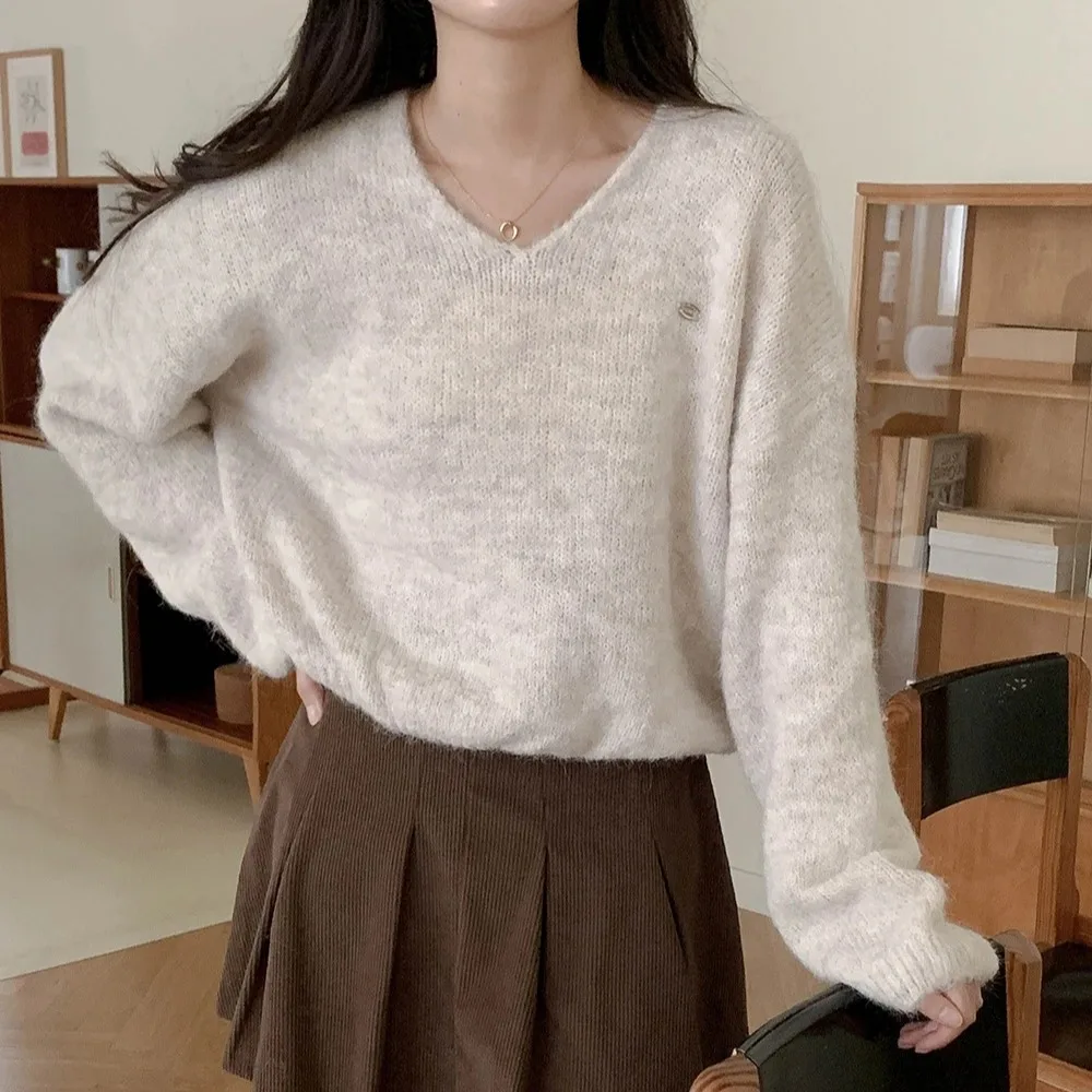 Шикарный женский свободный трикотаж с v-образным вырезом, мягкий пушистый повседневный свитер на осень-зиму, универсальный удобный ленивый модный топ
Шикарный женский свободный трикотаж с v-образным вырезом, мягкий пушистый повседневный свитер на осень-зиму, универсальный удобный ленивый модный топ