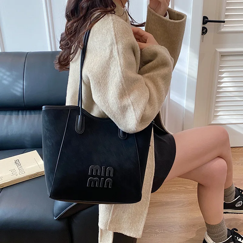 2025 Spacious Vintage Tote Bag, Women's Casual Shoulder Purse, Practical Day to Night Crossbody, Minimalist Sling Bag, Leather
2025 Spacious Vintage Tote Bag, Women's Casual Shoulder Purse, Practical Day to Night Crossbody, Minimalist Sling Bag, Leather