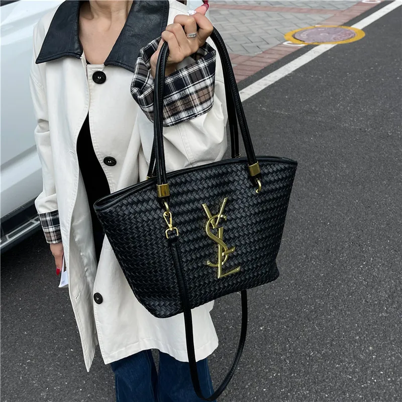 Новая стеганая сумка-тоут с ромбовидным узором 2026 года для женщин, модная вместительная сумка через плечо, идеальная для ежедневных поездок и шопинга
Новая стеганая сумка-тоут с ромбовидным узором 2026 года для женщин, модная вместительная сумка через плечо, идеальная для ежедневных поездок и шопинга