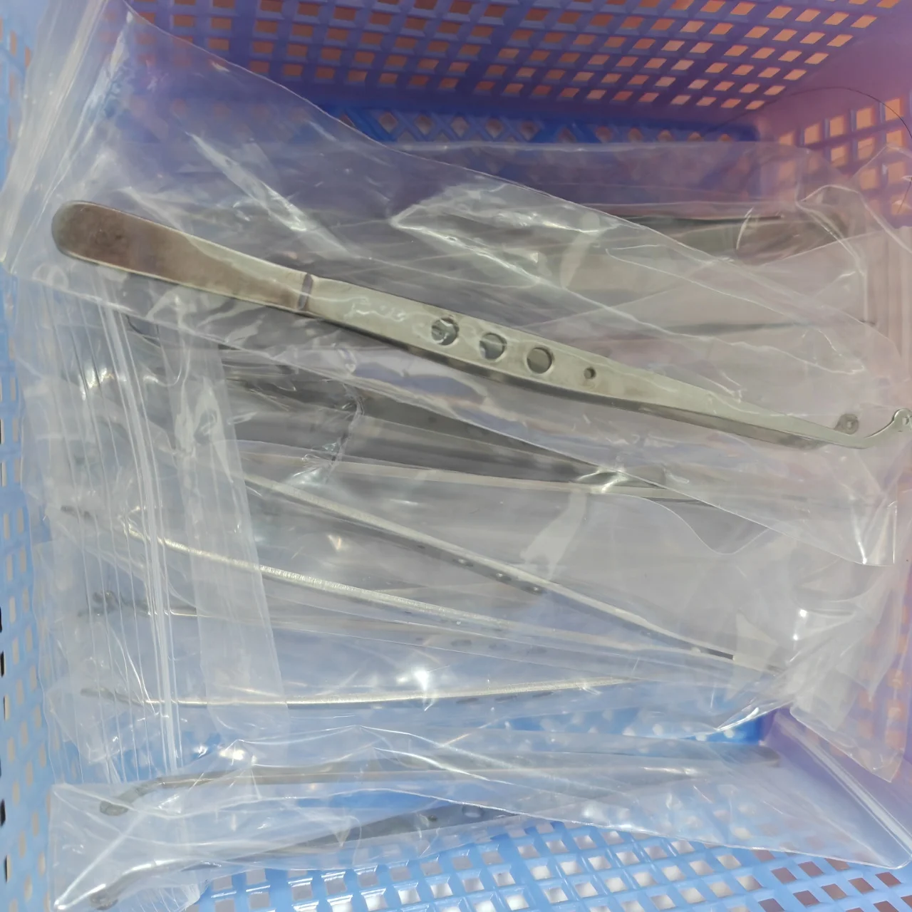 HBC 1Pc Dental Surgical Suture Tweezer Tip With Hole Operation Stitching Tweezer Suture Corn Tweezers Dressing Forceps
HBC 1Pc Dental Surgical Suture Tweezer Tip With Hole Operation Stitching Tweezer Suture Corn Tweezers Dressing Forceps