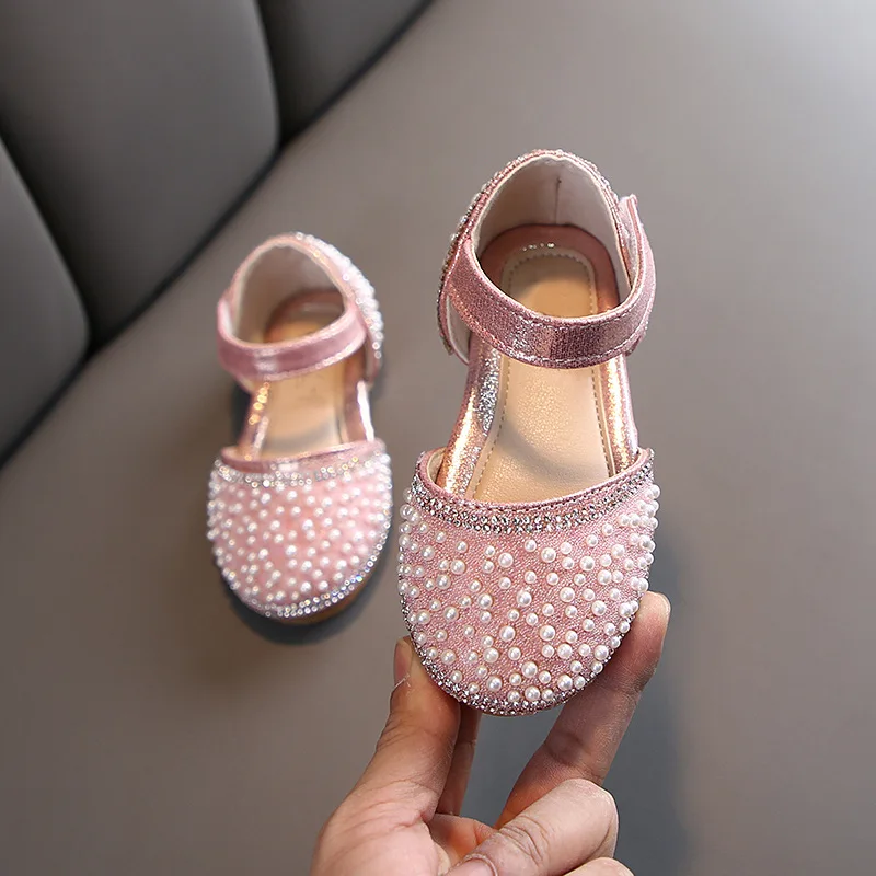 Children's Leather Shoes Girls Sequins Pearl Rhinestone Princess Wedding Party Shoes Fashion Non-slip Kids Soft Bottom Sandals
Children's Leather Shoes Girls Sequins Pearl Rhinestone Princess Wedding Party Shoes Fashion Non-slip Kids Soft Bottom Sandals